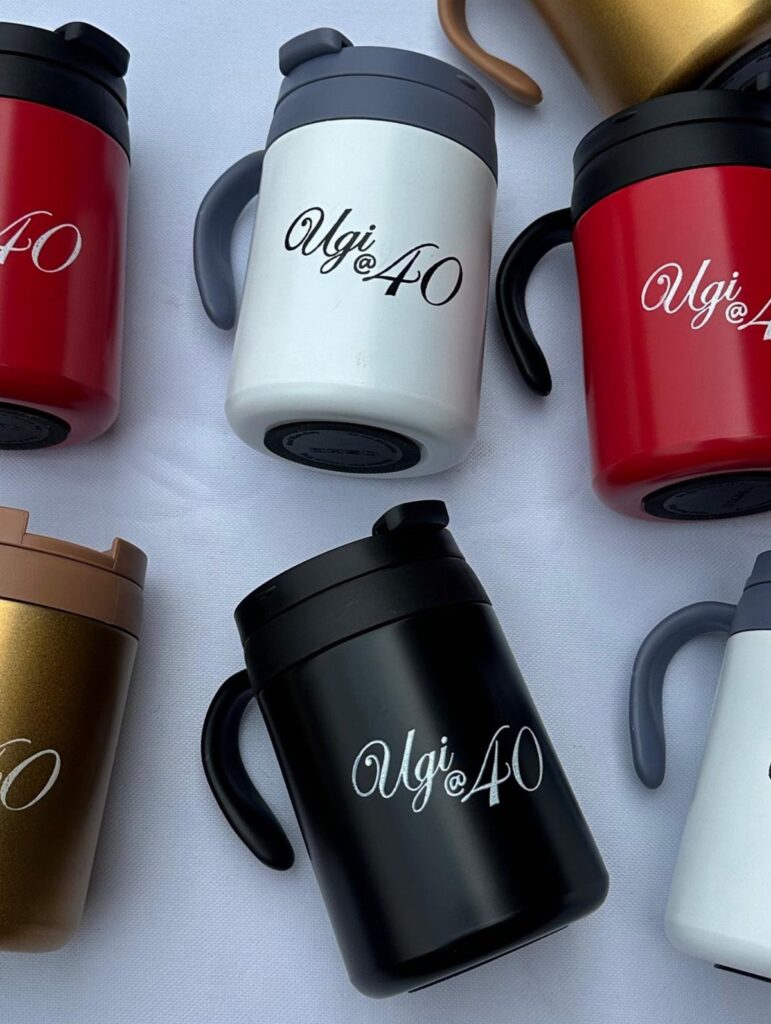 Personalized travel mugs in various colors featuring the text Ugi 40.
